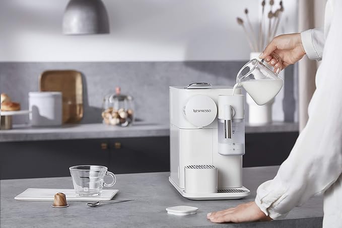 Máquina de café espresso original Nespresso Lattissima One con espumador de leche de De'Longhi, blanco sedoso