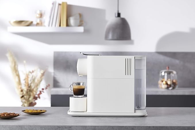 Máquina de café espresso original Nespresso Lattissima One con espumador de leche de De'Longhi, blanco sedoso